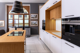 Moderní kuchyňská linka s ostrůvkem