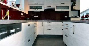 Moderní kuchyňská linka - bělené dřevo bílé a černé