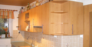 Kuchyňská linka z lamina v dřevo dekoru