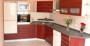 Luxusní červená dřevěná kuchyňská linka