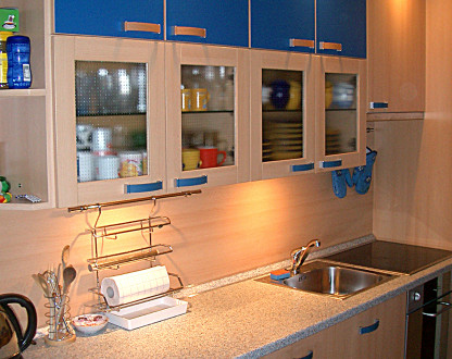 Kuchyňská linka v kombinaci světlého dřevo dekoru a modrého lamina